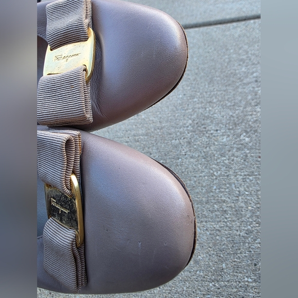 SALVATORE FERRAGAMO Vara Nuetral Leather Gold Bow Low Heels Size 9B - Picture 10 of 17